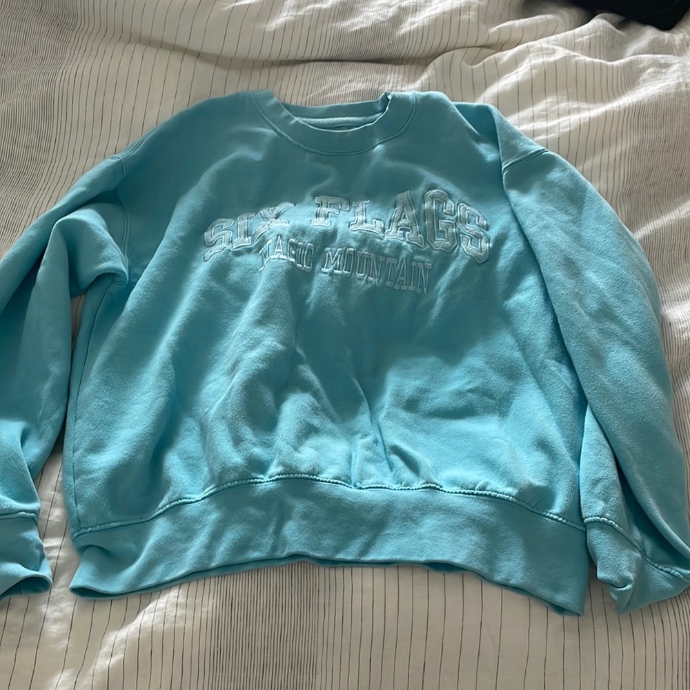 blue long sleeve six flags magic mountain sweater